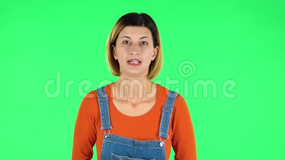 不高兴的女孩伸出拇指向下的手势绿色屏幕视频的预览图