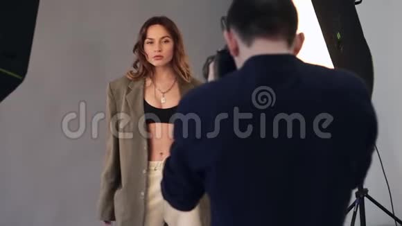 一个女模特为一个男摄影师摆姿势视频的预览图