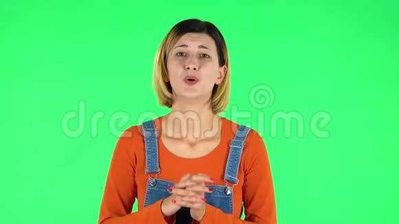 女孩看起来温柔双臂交叉在她面前绿色屏幕视频的预览图