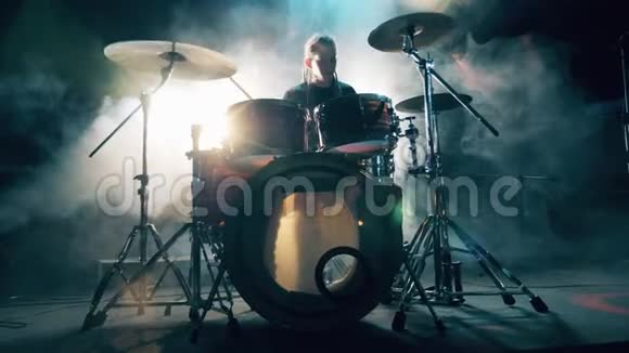 男鼓手在黑暗和烟雾中演奏鼓包视频的预览图