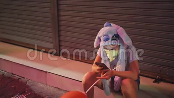 芭堤雅步行街的儿童女孩白种人戴着防护面具关闭他的帽子玩具真有趣视频的预览图