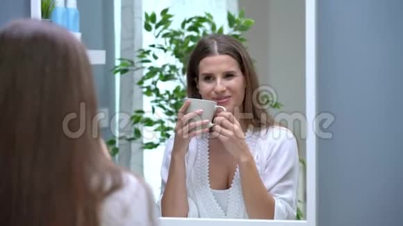 早上在浴室里快乐自信的成年女人视频的预览图