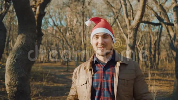 一个戴着圣诞帽的男人用一个超级酷优秀和微笑的标志展示他的手视频的预览图