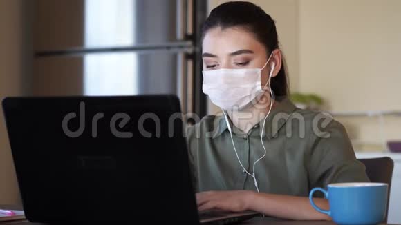 在家工作的女孩戴着医用口罩视频的预览图