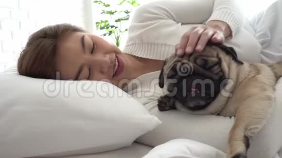 女人在卧室的床上睡狗视频的预览图