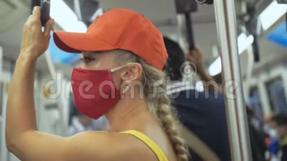 妇女旅行白种人乘坐在地面列车空中列车戴着防护医疗面罩空中列车女游客视频的预览图