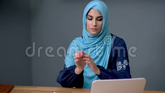 女性穆斯林学生在家学习视频的预览图