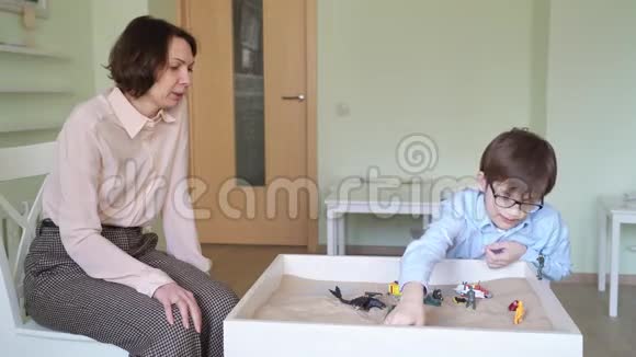 带老师的男孩是桌上光的沙疗视频的预览图