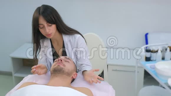 年轻男子在美容诊所接受女性美容医生的咨询视频的预览图