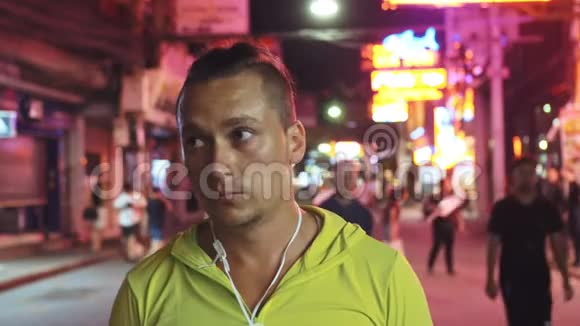 男子近距离看白种人在芭堤雅步行街戴着防护医疗面具封锁检疫视频的预览图