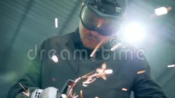 焊工用旋转锯切金属横梁视频的预览图