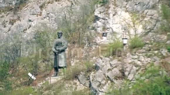 铜像在山上横渡视频的预览图