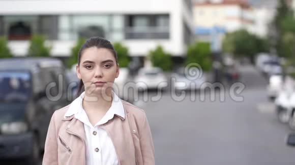 年轻女子戴着医用口罩面对上街的肖像视频的预览图