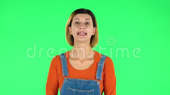 女人用双手交叉做手势使X形表示否认说不绿色屏幕视频的预览图