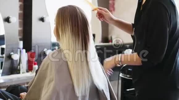 一位年轻女子在理发店视频的预览图