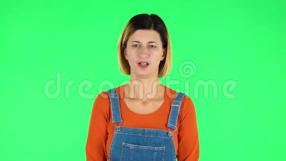 可爱的女性感觉不好她的胃疼感觉恶心绿色屏幕视频的预览图