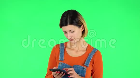 女人在手机上发短信绿色屏幕视频的预览图