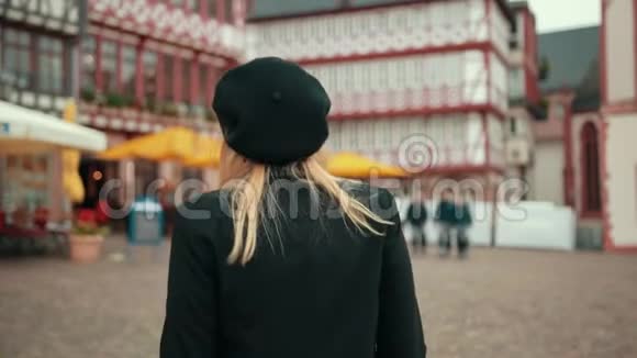 时尚的女人红头发走在街上看着相机旋转快乐视频的预览图