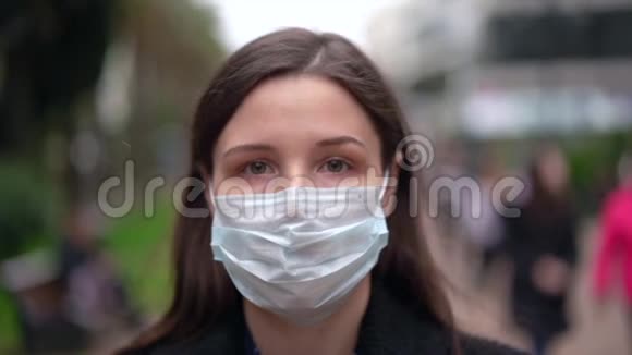 布吕内特戴着防护医疗面罩视频的预览图