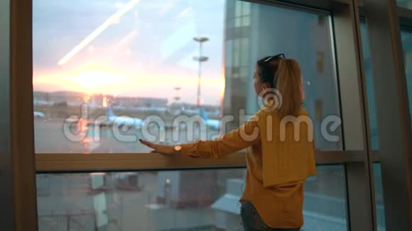 机场的窗户和一个轻松的女人透过视频的预览图
