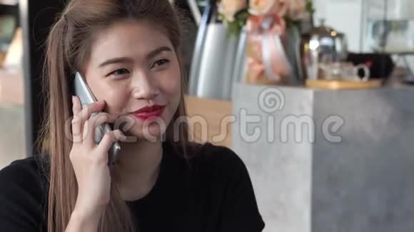 漂亮漂亮的亚洲商务女性视频的预览图