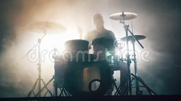 男鼓手在烟雾中打鼓视频的预览图