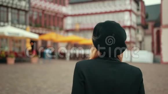 时尚的女人红头发走在街上看着相机旋转快乐视频的预览图