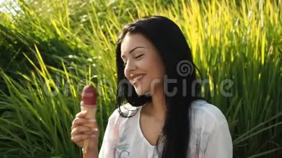 年轻美女微笑着在高清视频中吃冰淇淋视频的预览图