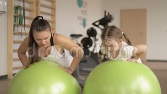 年轻女子和小女孩在健身房运动视频的预览图
