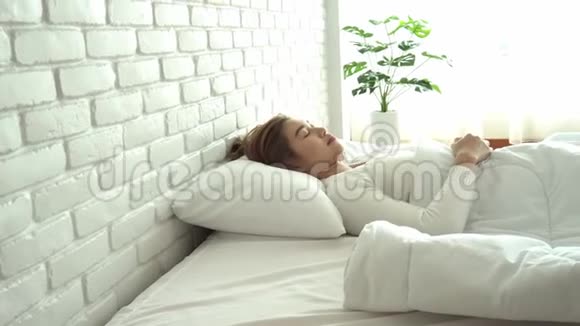 女人醒来后伸出手臂视频的预览图