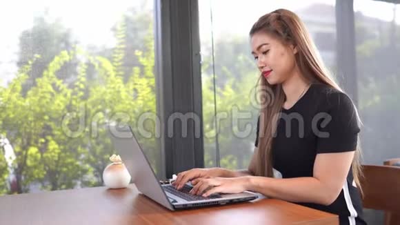 美丽迷人的亚洲女性她会用电脑和思想来获得想法视频的预览图