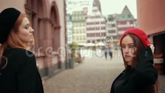 两个穿着黑色夹克和红色贝雷帽的法国美女视频的预览图