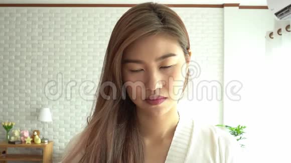 慢动作美丽迷人的亚洲女人微笑视频的预览图