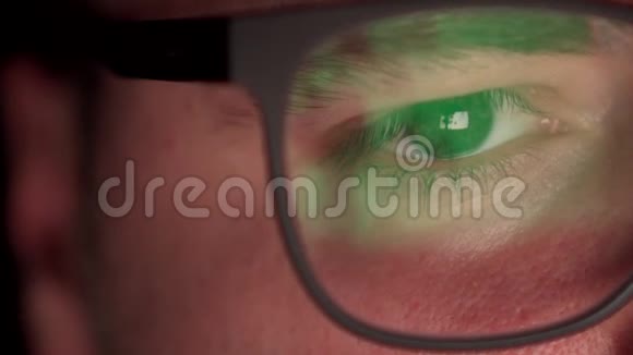 眼镜中的屏幕反射眼睛特写视频的预览图