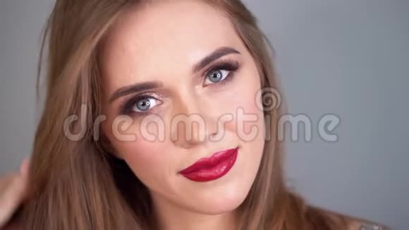 有专业化妆的女人红唇和双眸摆姿势视频的预览图