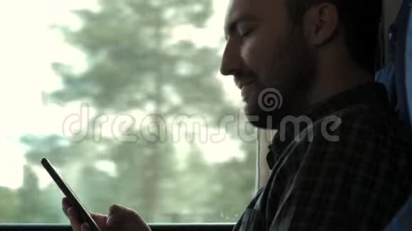 年轻人正要在火车上打喷嚏视频的预览图