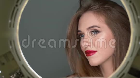 有专业化妆的女人红唇和双眸摆姿势视频的预览图