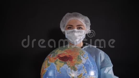 穿着防护服的女人拿着一个牌子上面写着上帝保佑美国女孩拿着一个地球模型一个地球仪视频的预览图