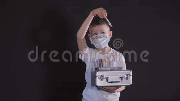 男孩拿着一个金属手提箱儿童检查带有病毒样本的医学试管男孩很小心视频的预览图