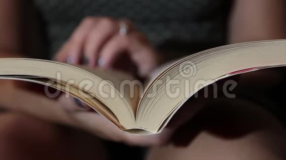 女人的手在翻阅一本书视频的预览图