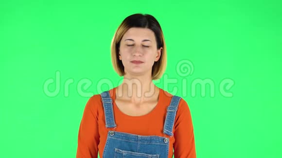 女孩用拳头威胁绿色屏幕视频的预览图