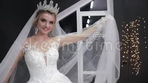 年轻的新娘头戴皇冠在镜头前摆姿势左转向右视频的预览图