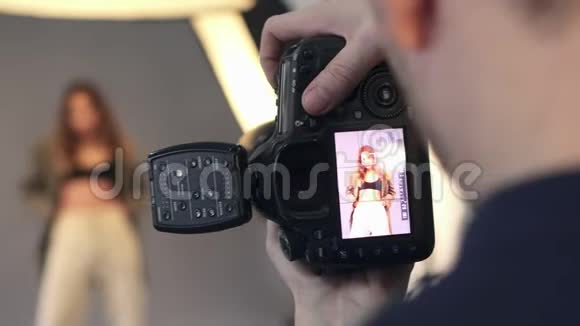 摄影时镜头画面在摄影师手中视频的预览图