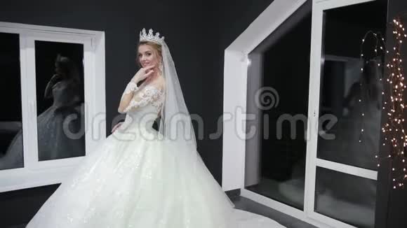 新娘头上戴着别致华丽的白色婚纱拖在地上视频的预览图