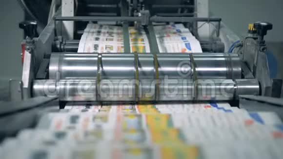 印刷报纸的排版Transporter搬迁折叠报纸视频的预览图