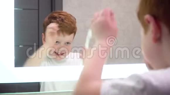 有趣的红发男孩在浴室里跳舞个人卫生视频的预览图