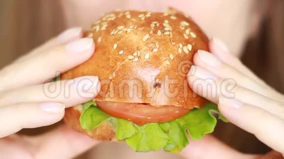 吃素食汉堡的女人嘴特写视频的预览图