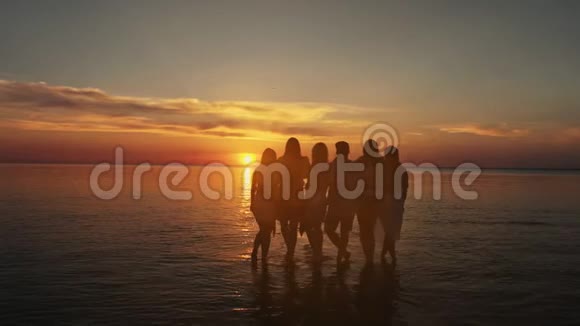 一群五个快乐的人坐在空荡荡的的背景上旅游或海上度假概念视频的预览图