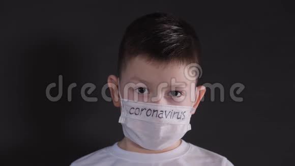 男孩拿着一个金属手提箱医疗病例包含带有冠状病毒样本的试管男孩很小心视频的预览图