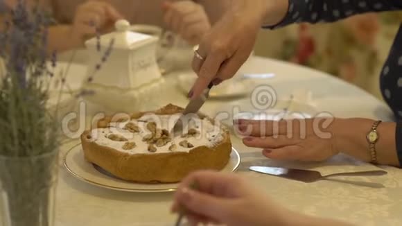 女人切蛋糕视频的预览图